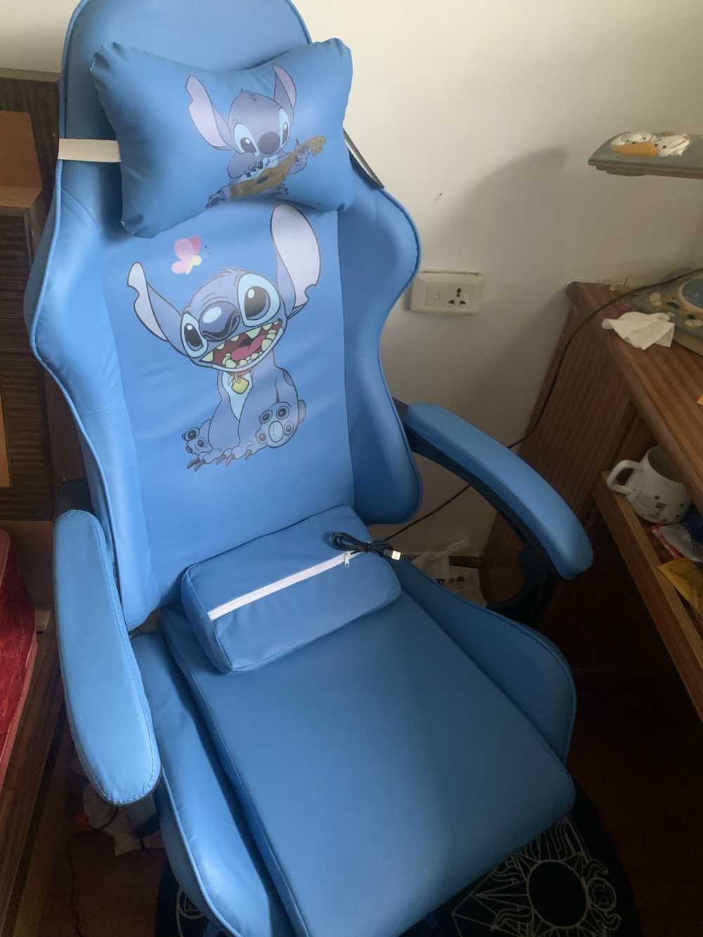 Customer's chair, attachment 1 by AdventureSeeker7