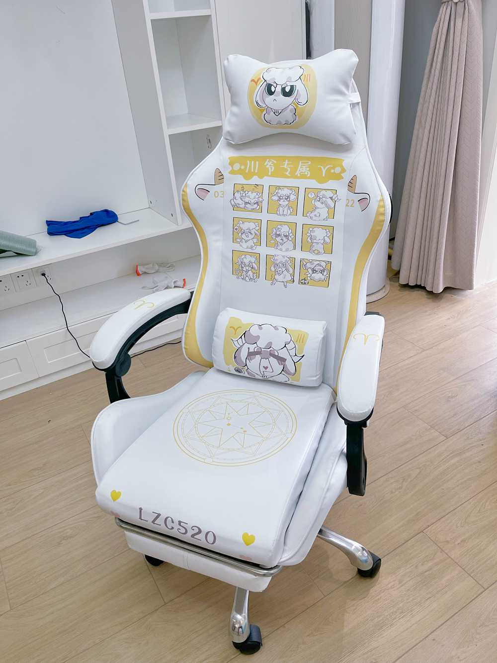 Customer's chair, attachment 2 by HikingAdventurer