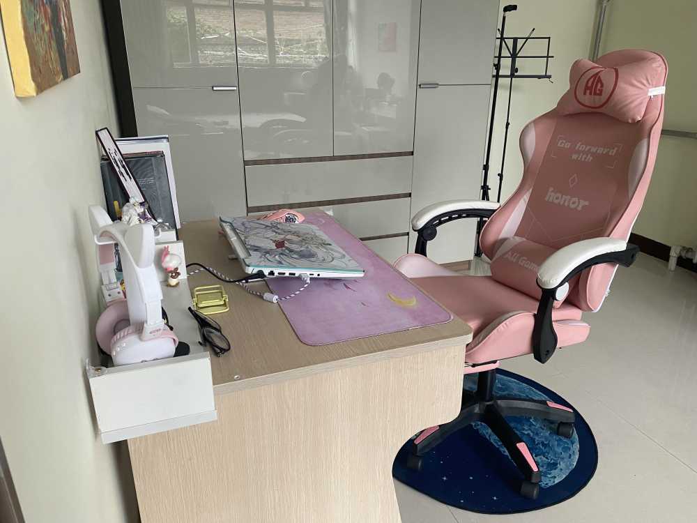 Customer's chair, attachment 2 by StarStruck23