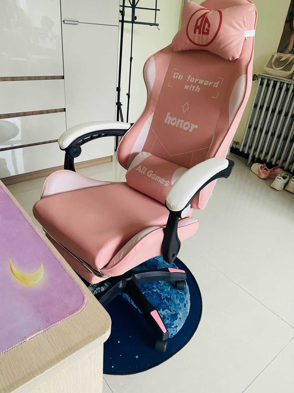 Customer's chair, attachment 3 by StarStruck23