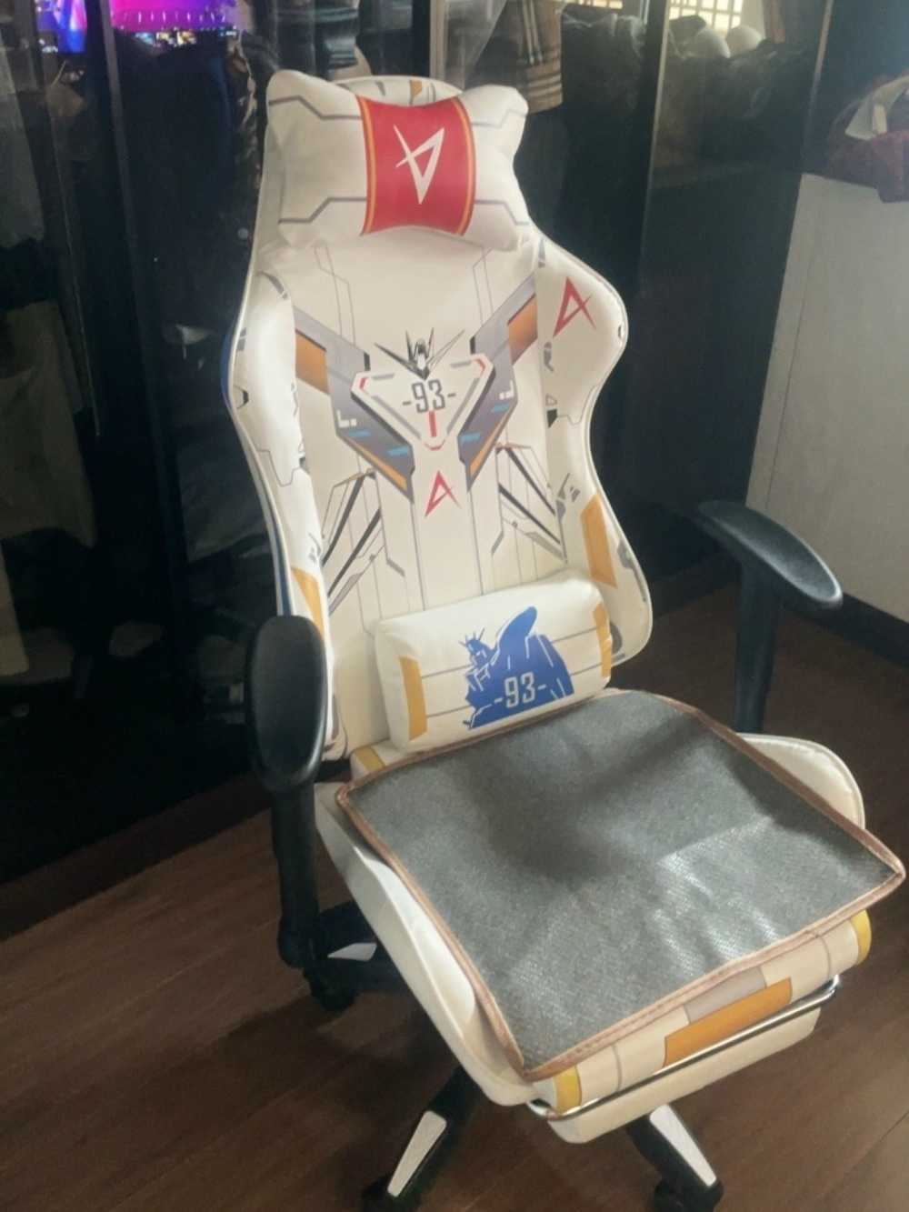 Customer's chair, attachment 3 by Amelia