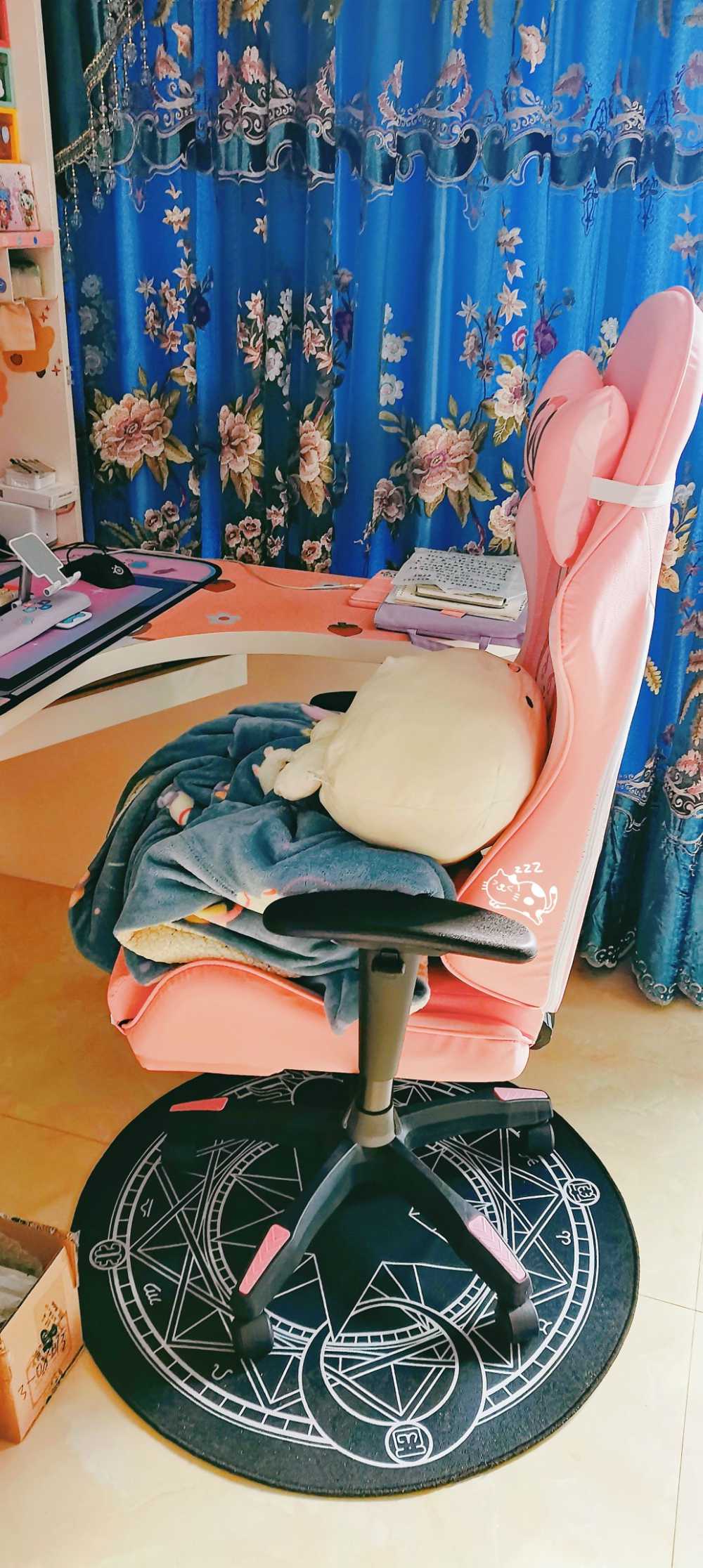 Customer's chair, attachment 2 by GuitarHero12