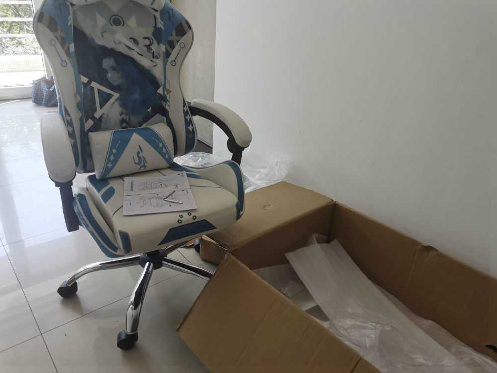 Customer's chair, attachment 3 by Evelyn