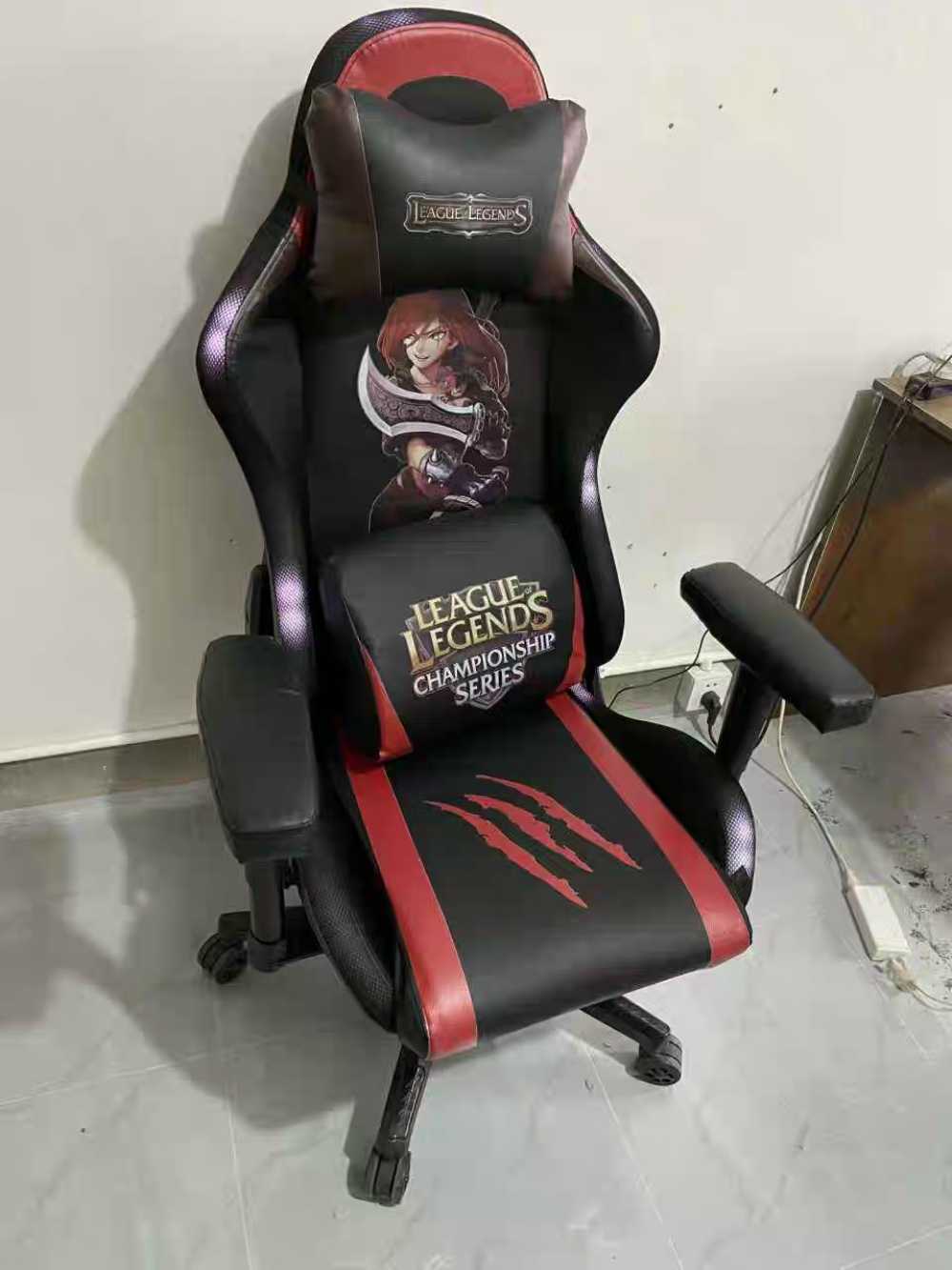 Customer's chair, attachment 1 by PaintbrushMaestro