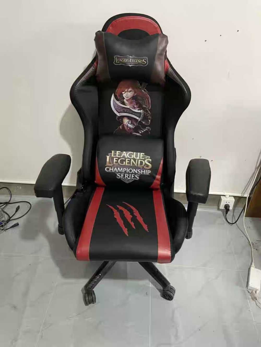 Customer's chair, attachment 2 by PaintbrushMaestro