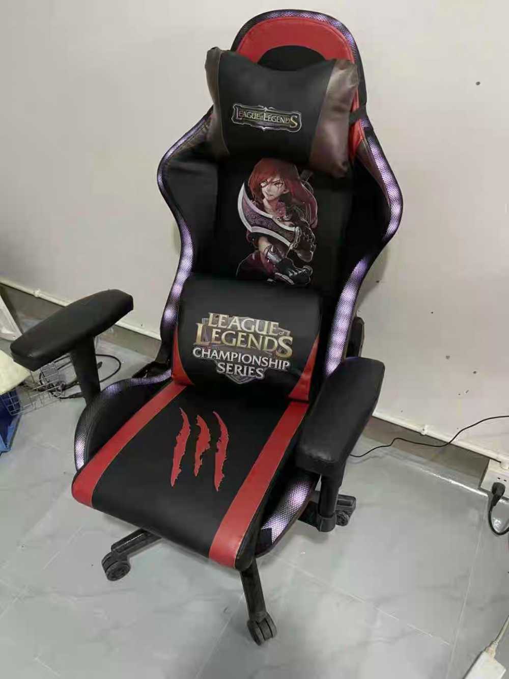 Customer's chair, attachment 3 by PaintbrushMaestro