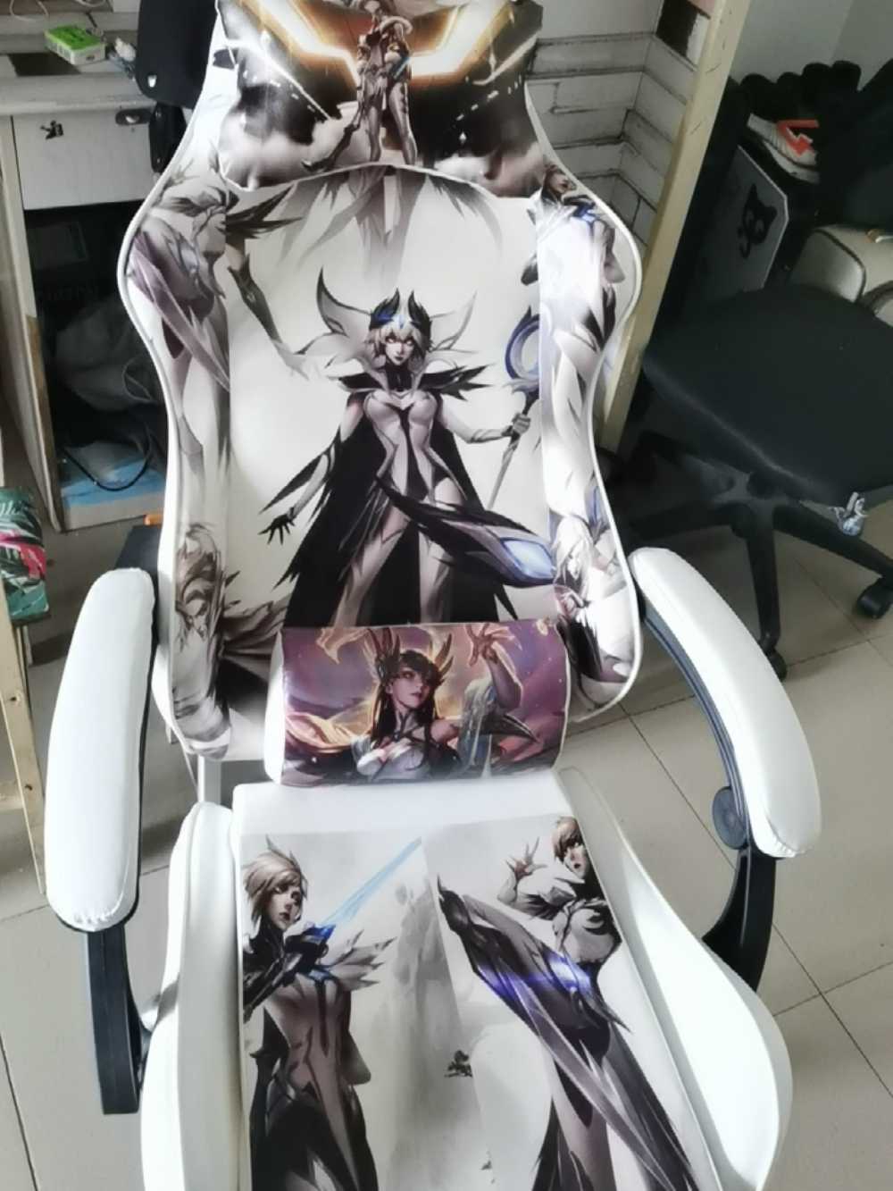 Customer's chair, attachment 1 by HoroscopeJunkie