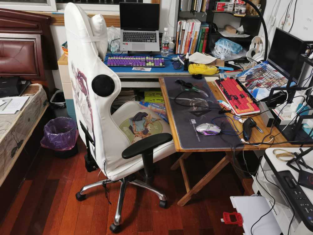 Customer's chair, attachment 1 by Cinephile101