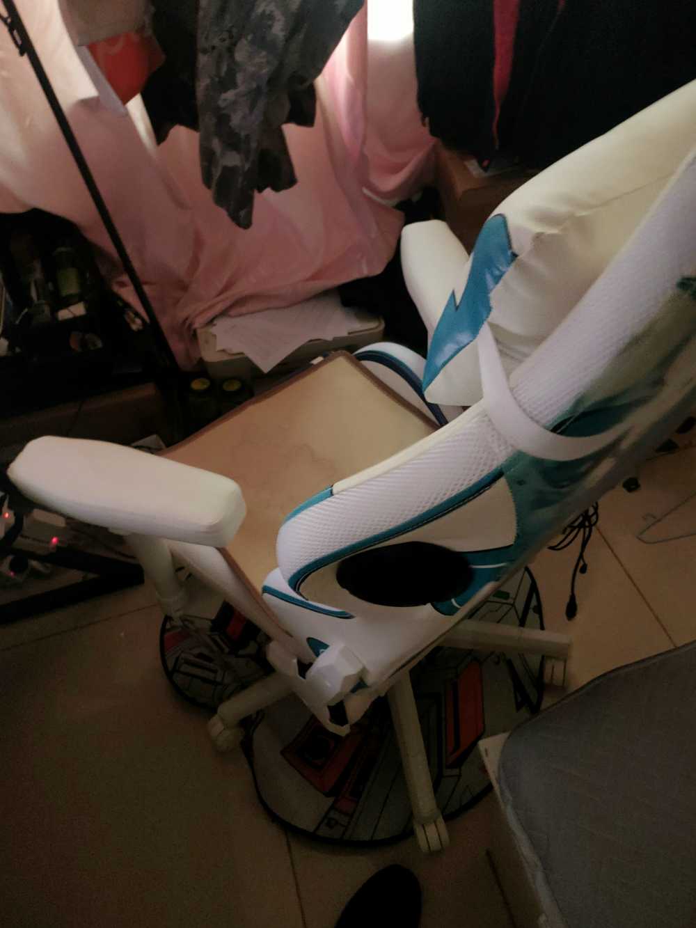 Customer's chair, attachment 3 by Juliette