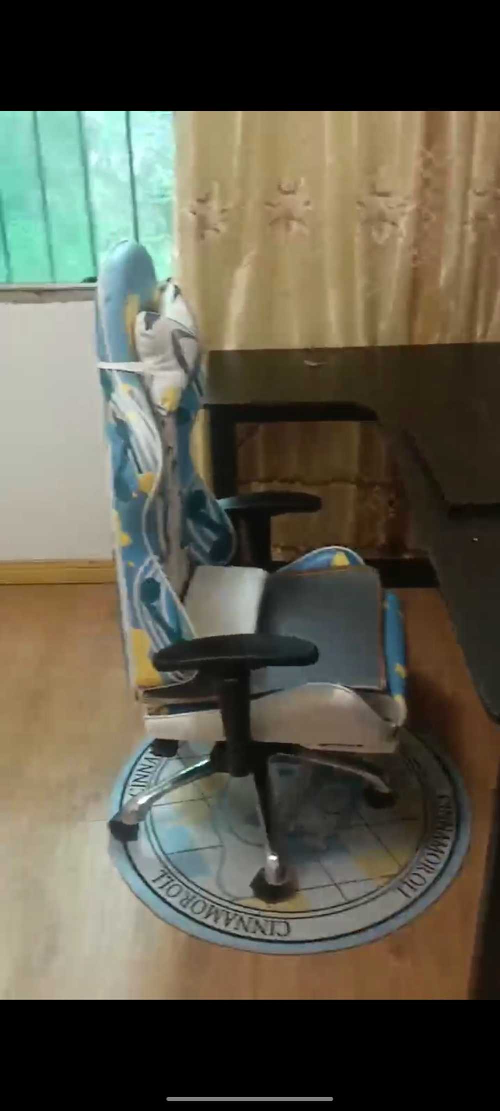 Customer's chair, attachment 1 by Naomi