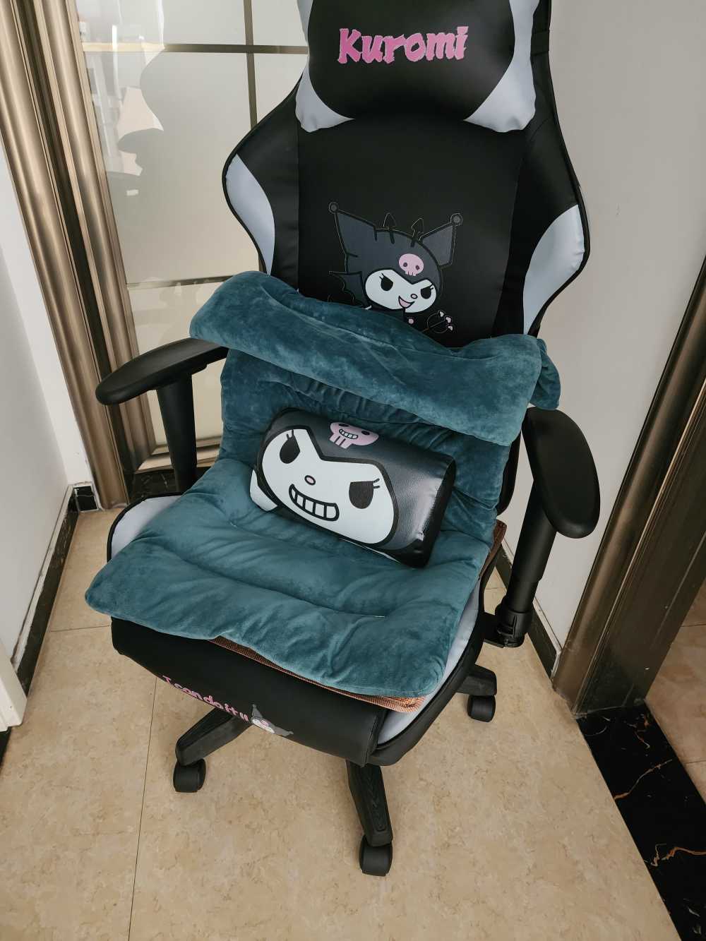 Customer's chair, attachment 2 by Penelope