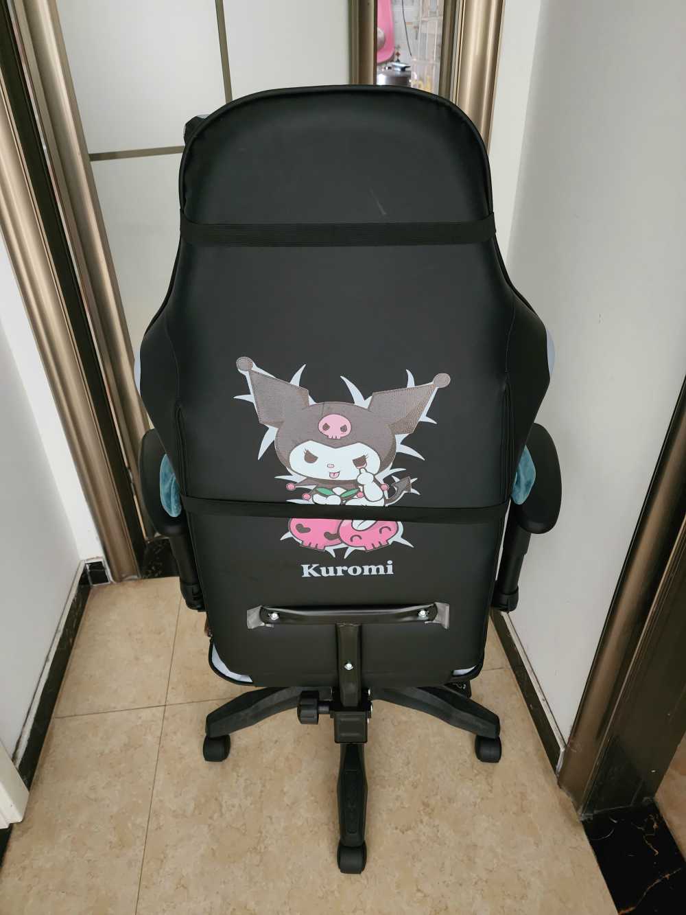 Customer's chair, attachment 3 by Penelope