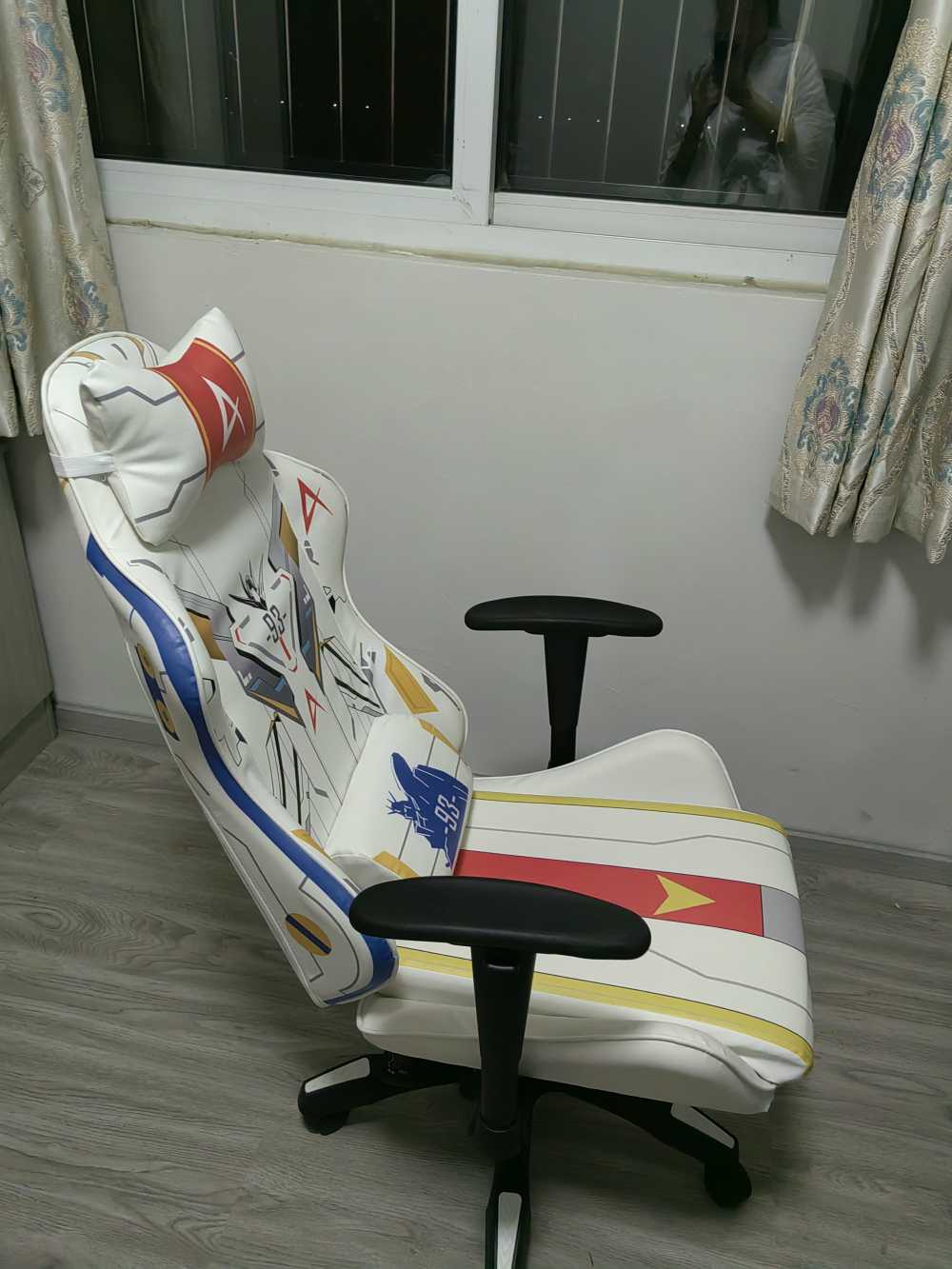 Customer's chair, attachment 3 by Quentin