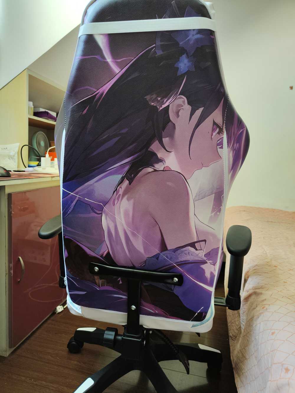 Customer's chair, attachment 1 by LiteratureLover7