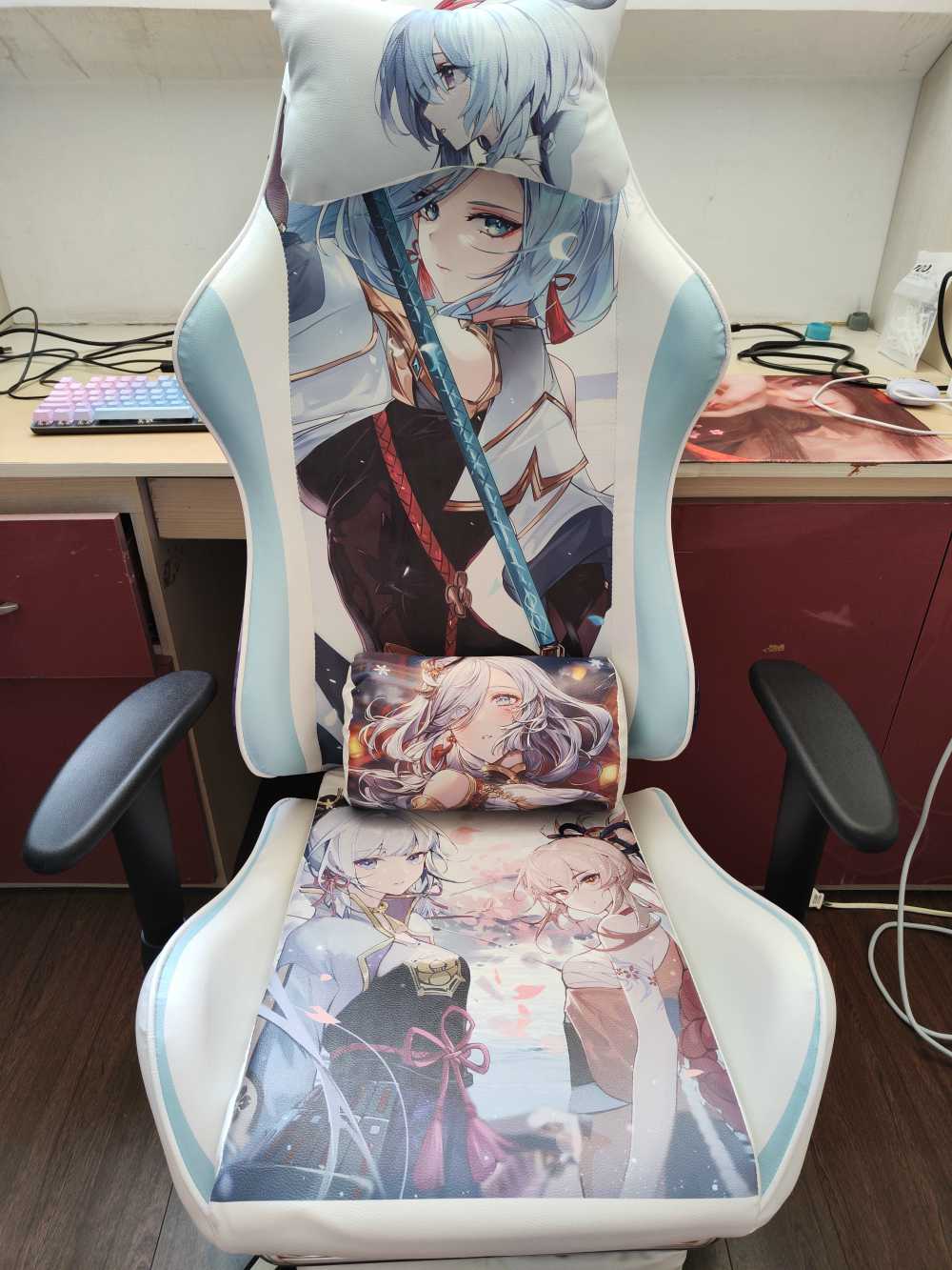 Customer's chair, attachment 2 by LiteratureLover7