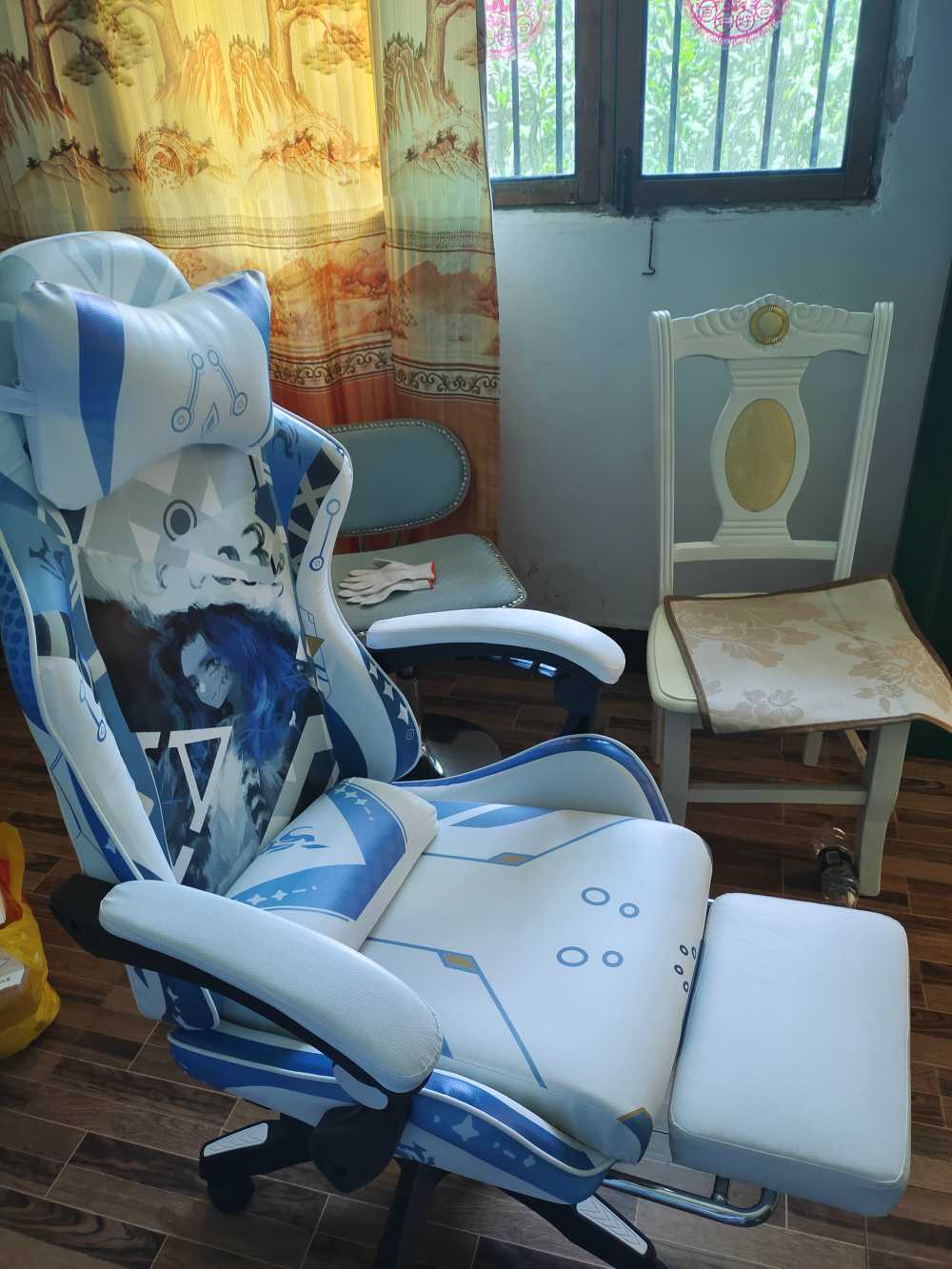Customer's chair, attachment 2 by Rosalind