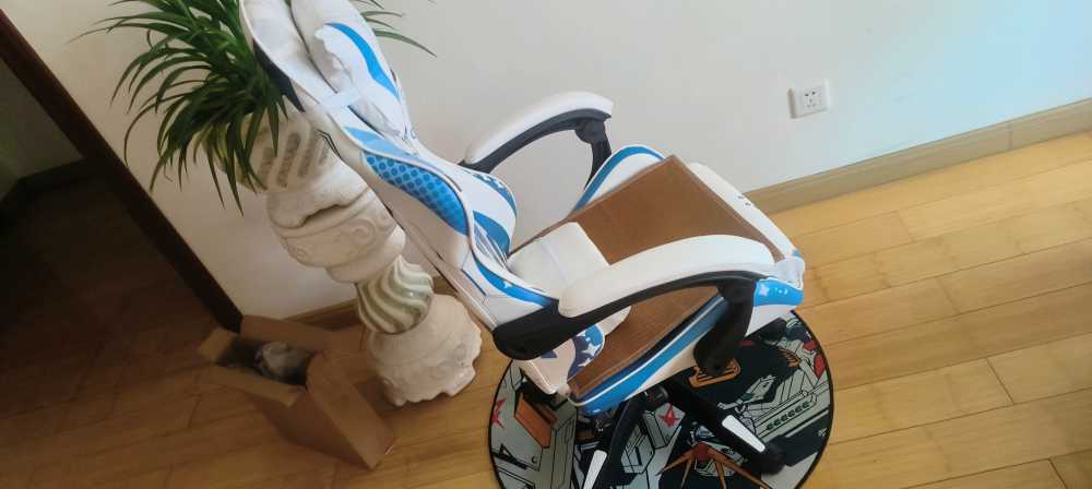 Customer's chair, attachment 3 by Esmeralda