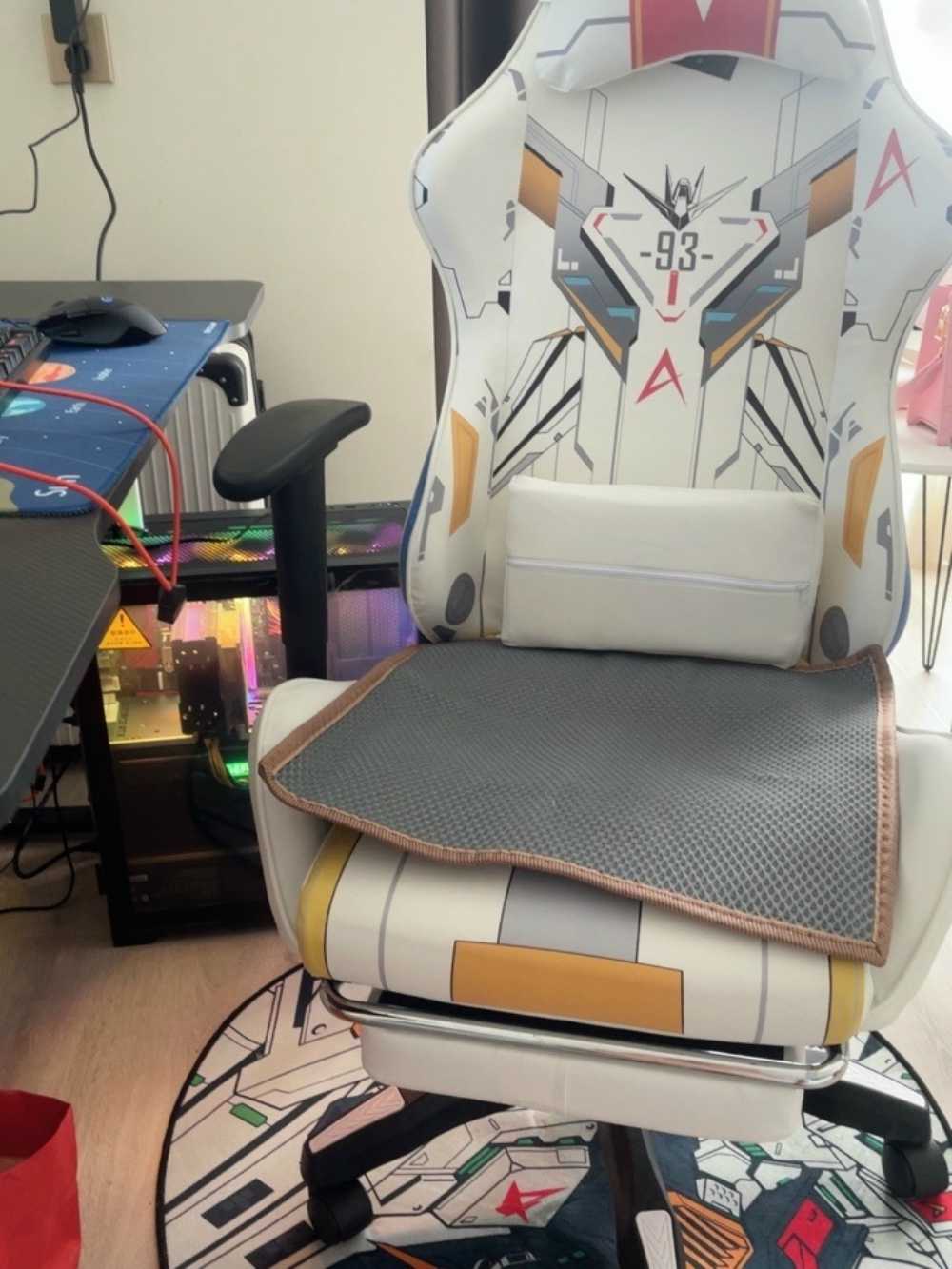 Customer's chair, attachment 3 by Donovan