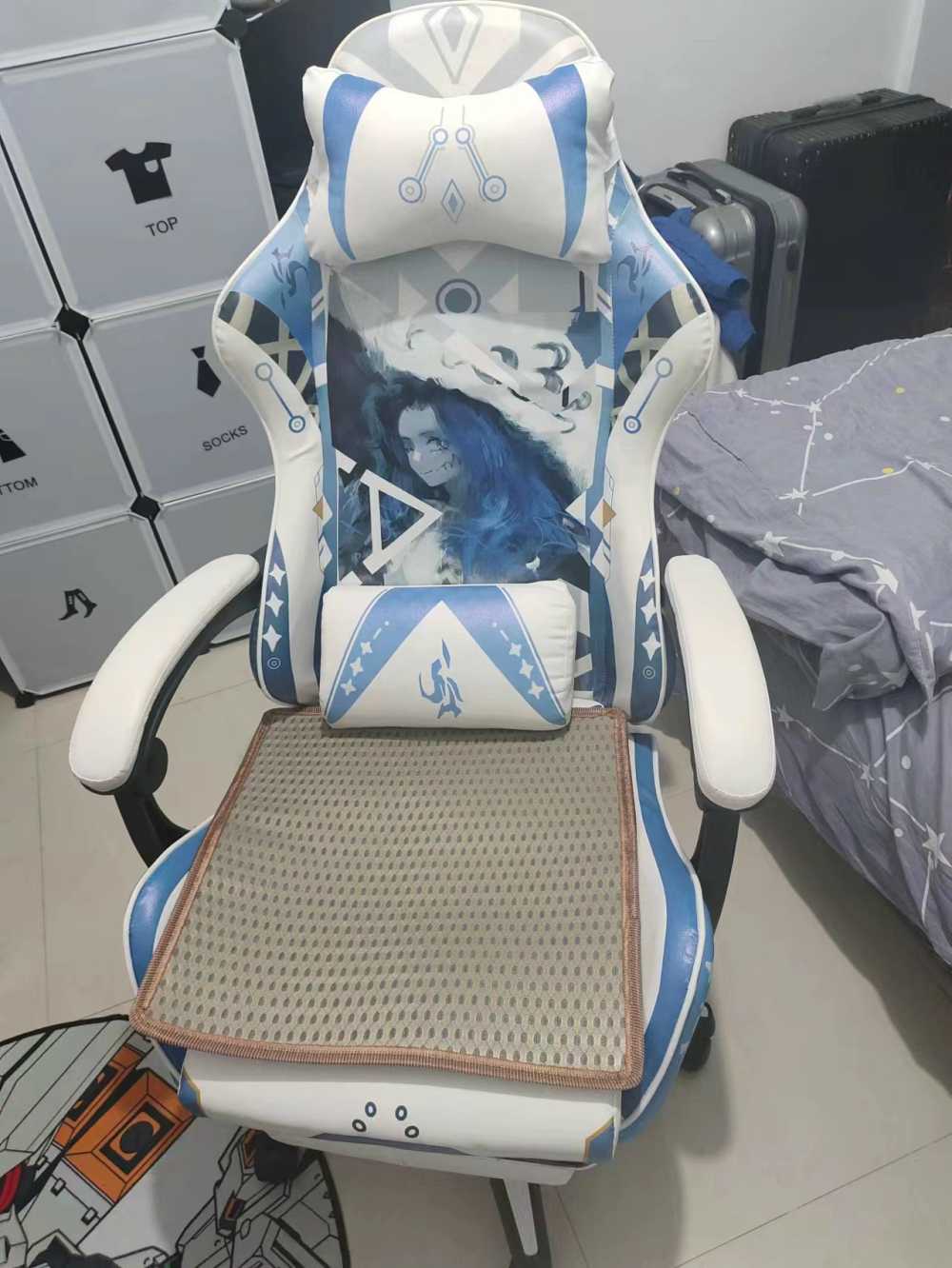 Customer's chair, attachment 2 by Krista