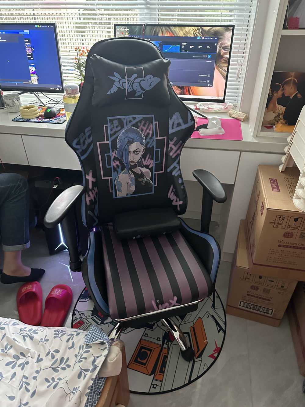 Customer's chair, attachment 2 by Oliver